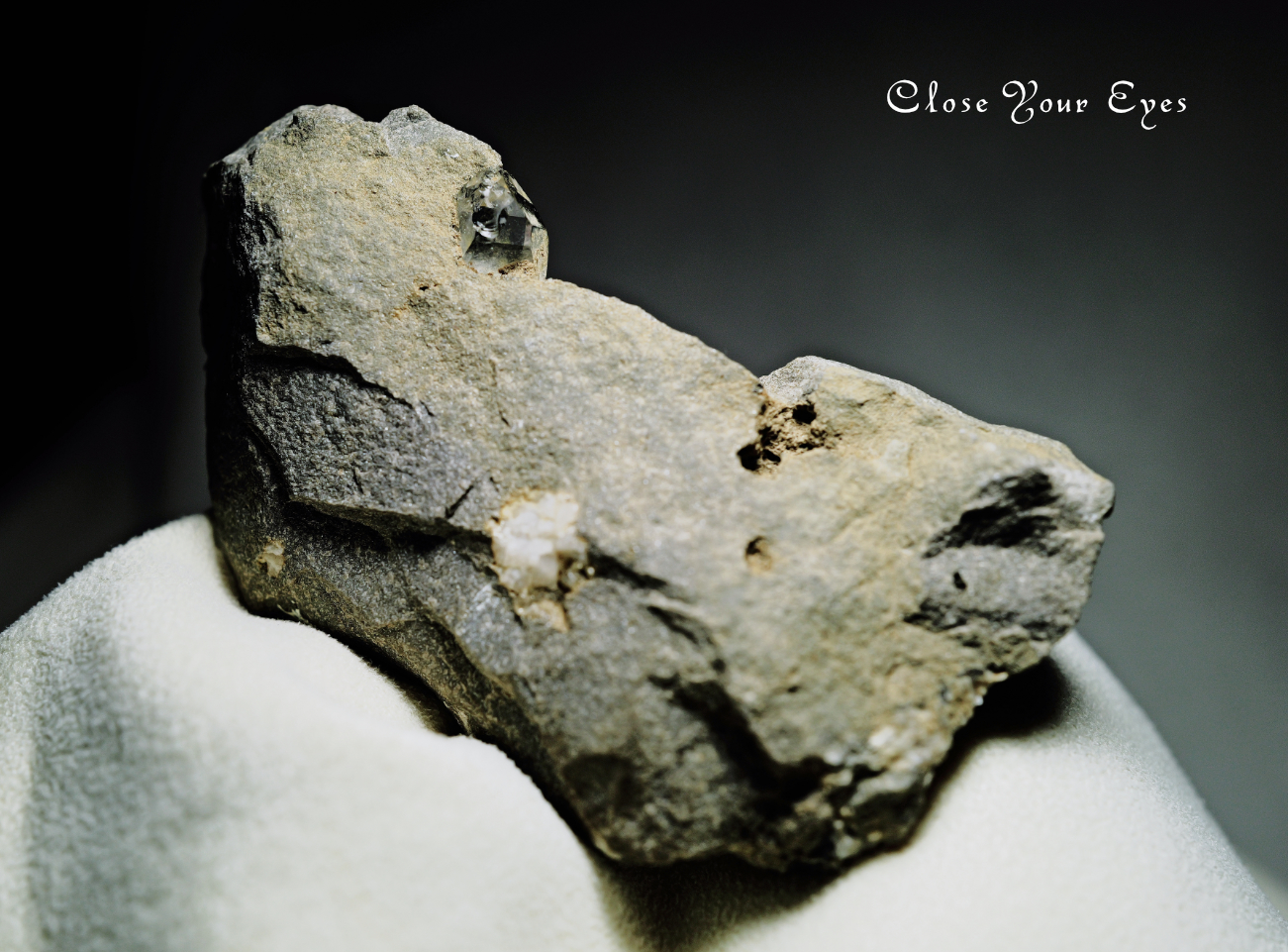 水晶原石　ハーキマーダイヤモンド（母岩付き）　０７