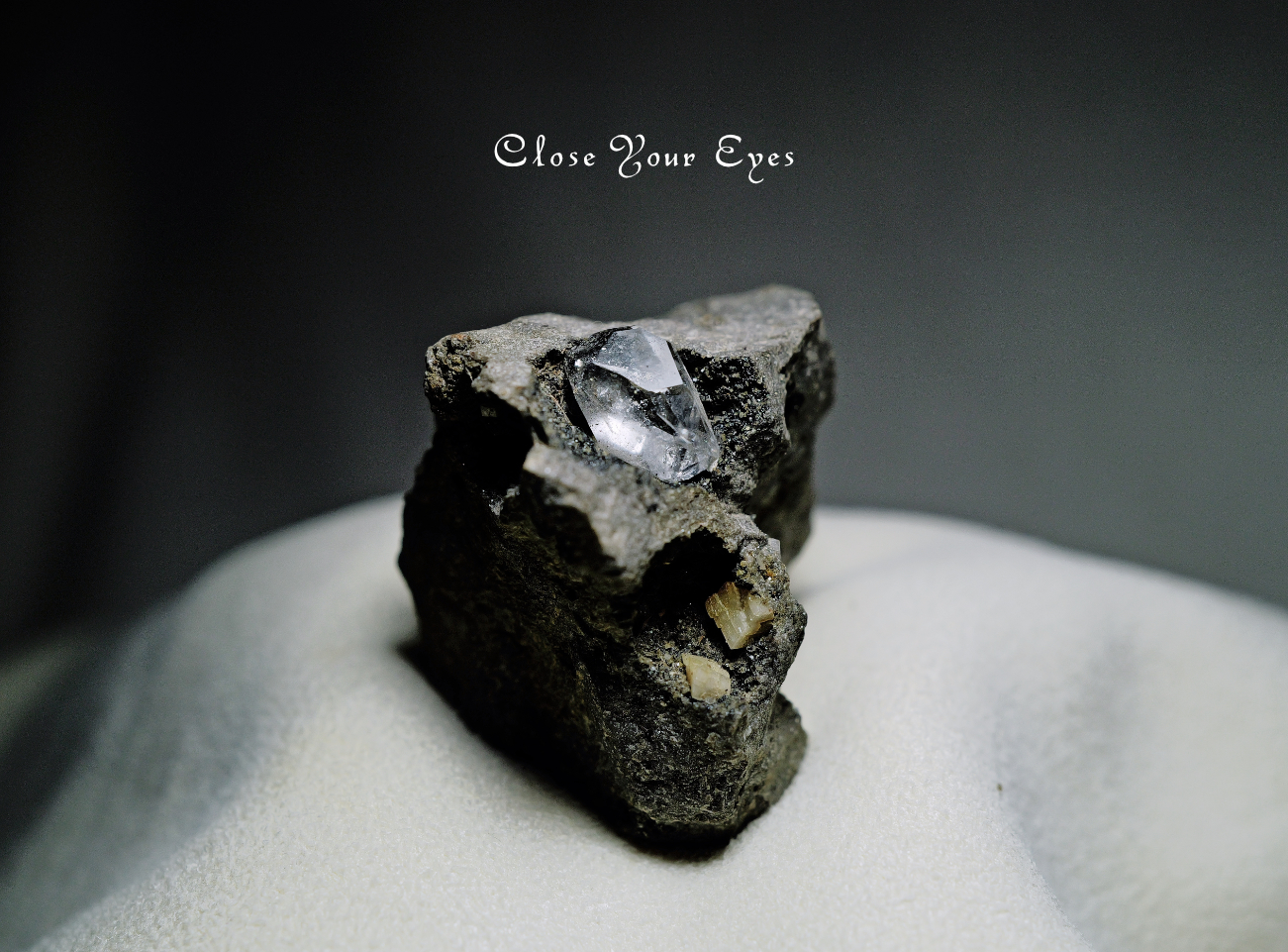 水晶原石　ハーキマーダイヤモンド（母岩付き）　０８