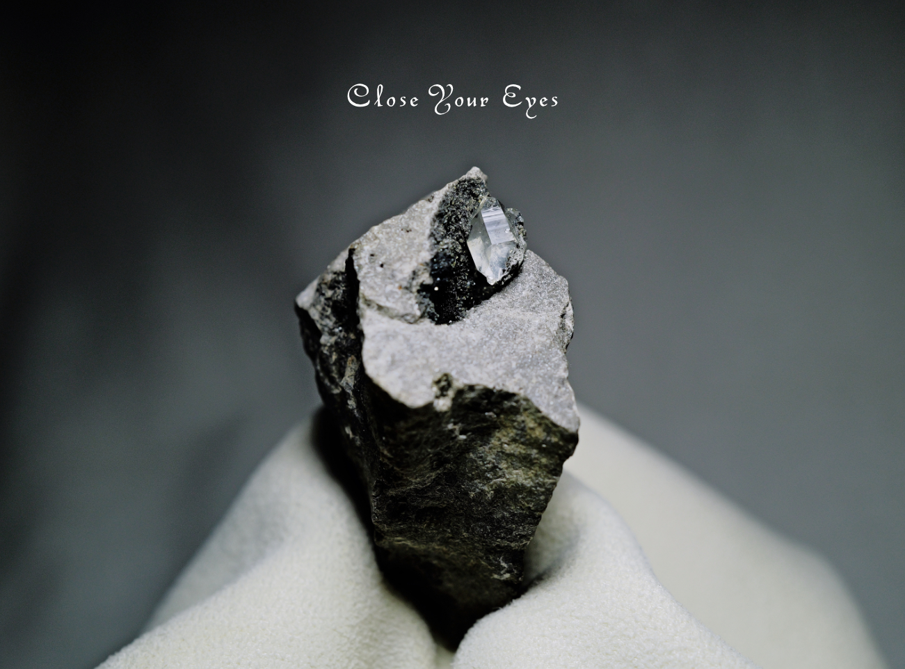 水晶原石　ハーキマーダイヤモンド（母岩付き）　０９