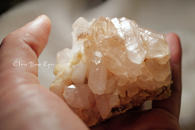 ヒマラヤ・クルバレー産水晶クラスター　３２