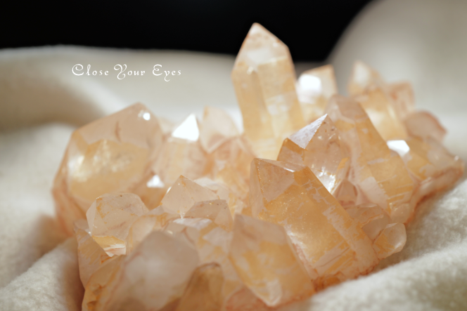 ヒマラヤ・クルバレー産水晶クラスター　３７