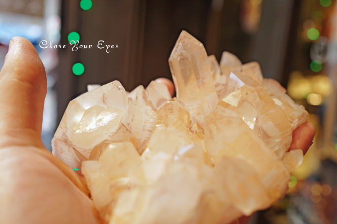 ヒマラヤ・クルバレー産水晶クラスター　３７