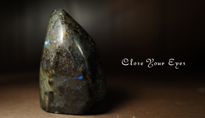 マダガスカル産　ラブラドライト　底面カット　２１