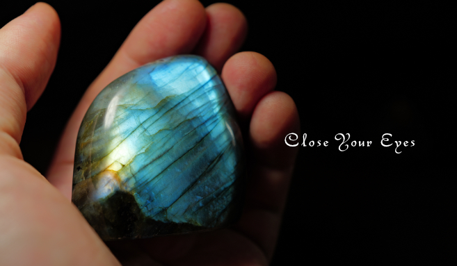 マダガスカル産　ラブラドライト　底面カット　２２