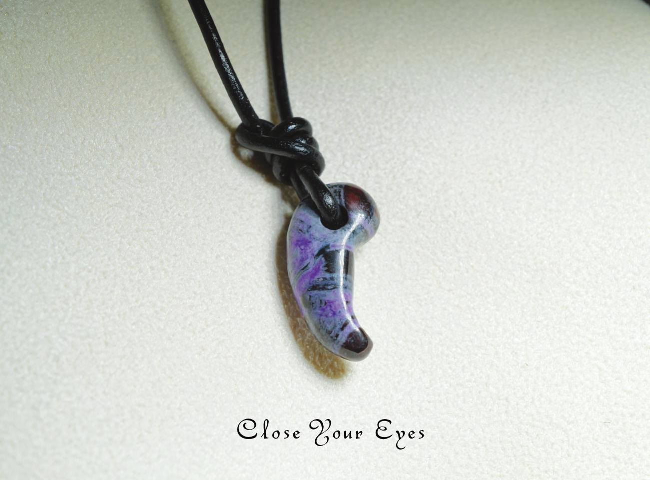 スギライト『勾玉』　　０１