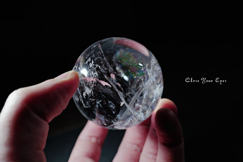 レインボー水晶　57mm　丸玉　０２