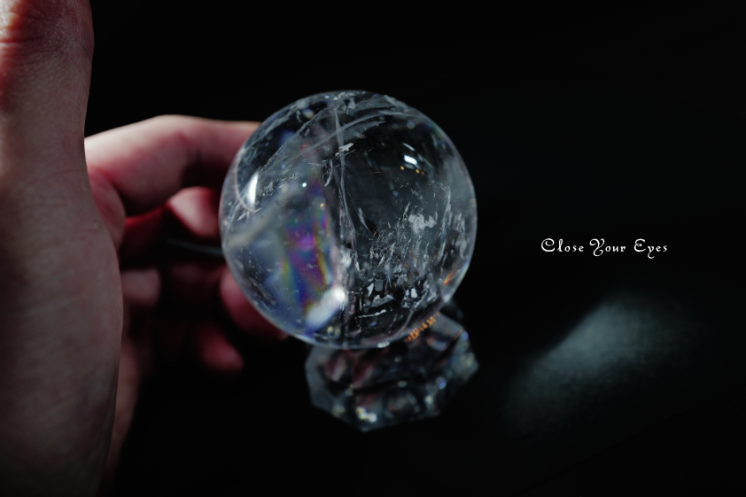 レインボー水晶　57mm　丸玉　０２