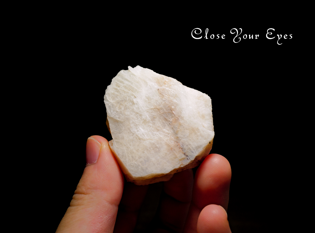 タンザニア産　ホワイトラブラドライト原石　０１