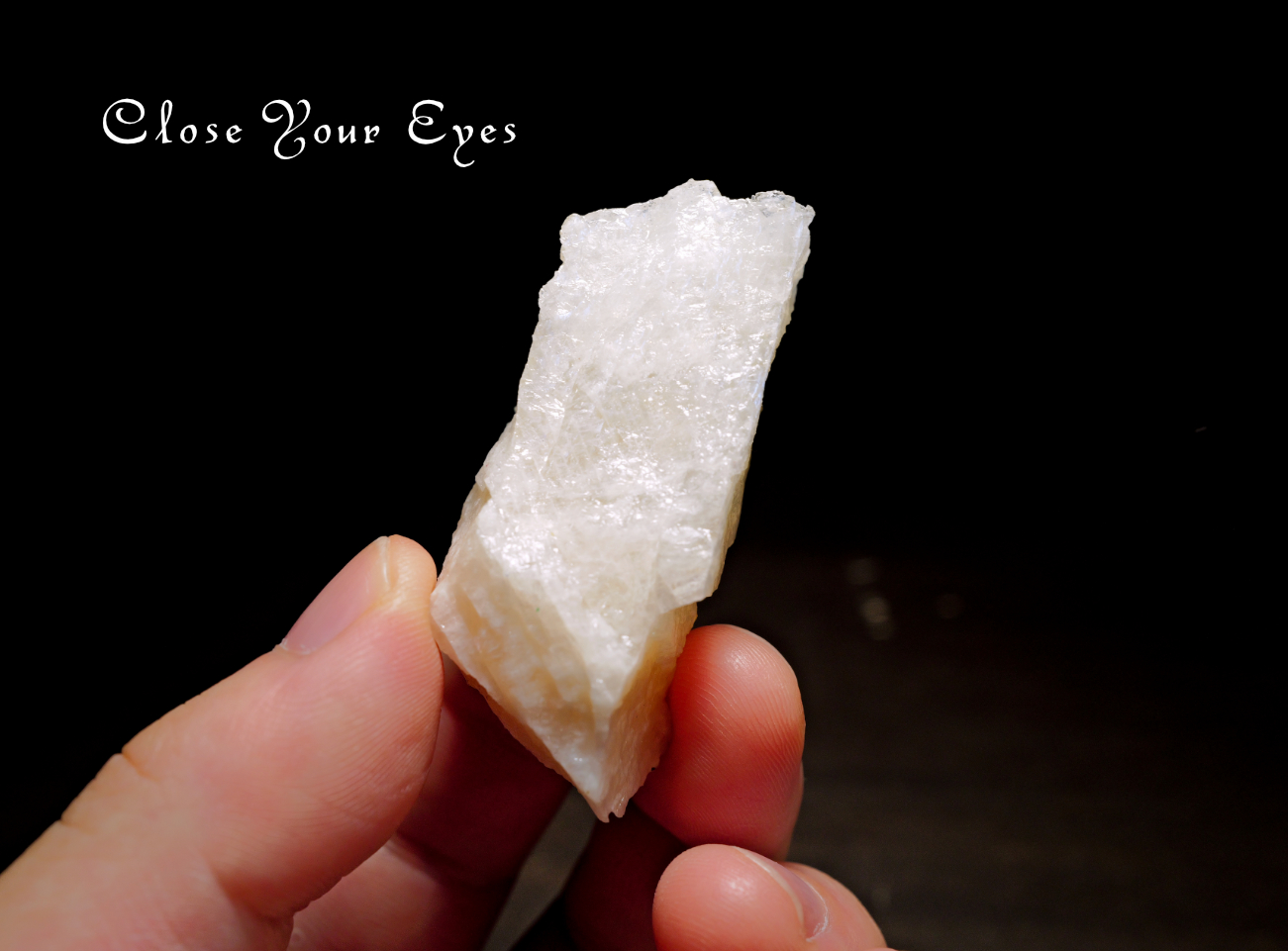 タンザニア産　ホワイトラブラドライト原石　０３