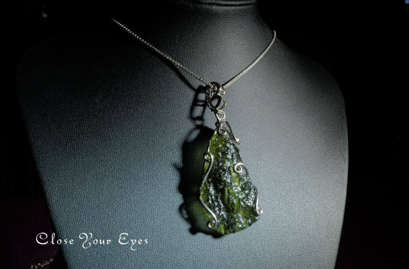 シルバーペンダント　１４４　希少・モルダヴァイト