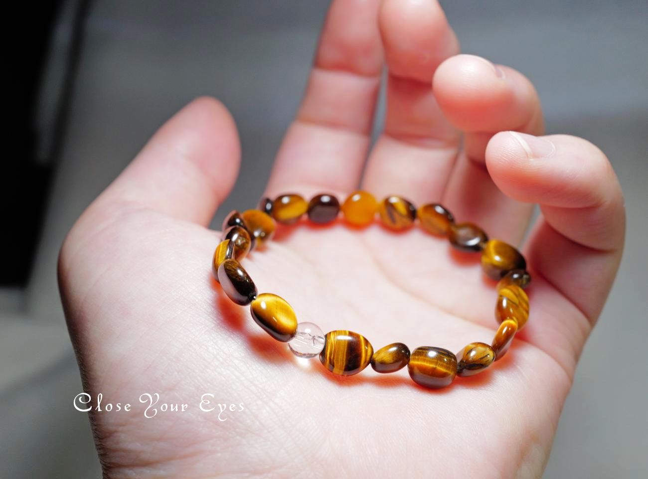 2025創業祭チャリティ企画　小粒タンブル　エナジーブレス　タイガーズアイ　着けた画像