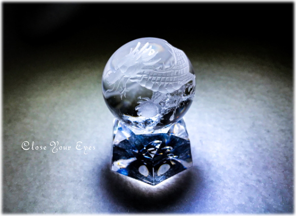 水晶丸玉 龍彫物 （30mm)　B