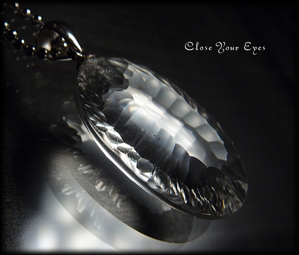 光のクリスタルクォーツ（水晶）ペンダント オーバル