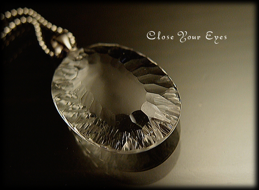 光のクリスタルクォーツ（水晶）ペンダント オーバル