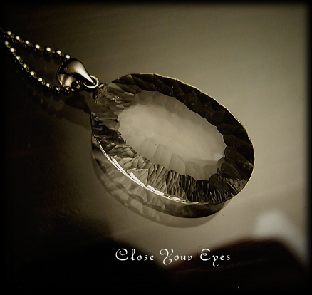 光のクリスタルクォーツ（水晶）ペンダント オーバル