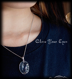 光のクリスタルクォーツ（水晶）ペンダント オーバル