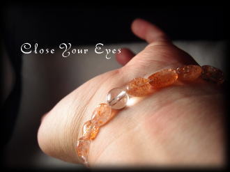 ハイパーエナジーブレス　サンストーン　タンブル　着けた画像