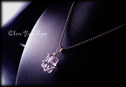 肉体と感情の間のバランスを保つ　アフガニスタン産　クンツァイト原石ペンダント　０３　画像３