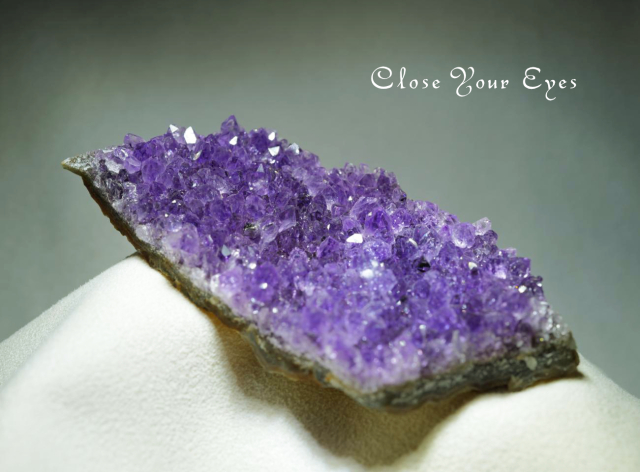 高品質！ウルグアイ産⭐️アメジストクラスター⭐️タイチンルチル・カルサイト共生ふ ウルグアイ産 アメジストクラスター[t614-7783]