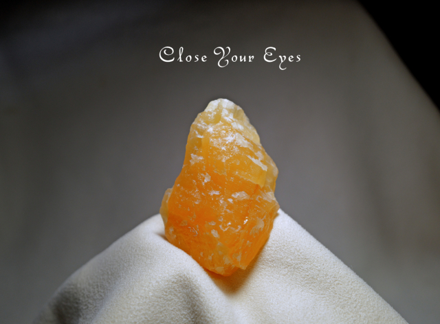 高品質✨貝化石 オレンジカルサイト 高品質]オレンジカルサイト丸玉/スフィア（直径約52.2mm