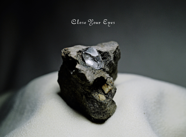 パワーストーン　天然石　原石　ハーキマーダイアモンド母岩付　499g　318 ハーキマー水晶 ハーキマーダイヤモンド 母岩付き 原石 水晶