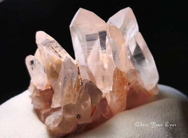 ヒマラヤ・クルバレー産水晶クラスター　１７