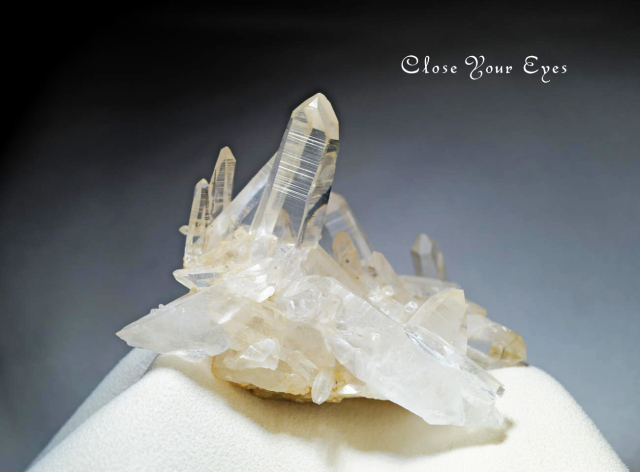 ヒマラヤ・クルバレー産水晶クラスター　２４