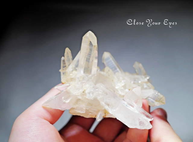 ヒマラヤ・クルバレー産水晶クラスター　２４