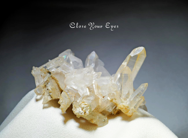 ヒマラヤ・クルバレー産水晶クラスター　２４