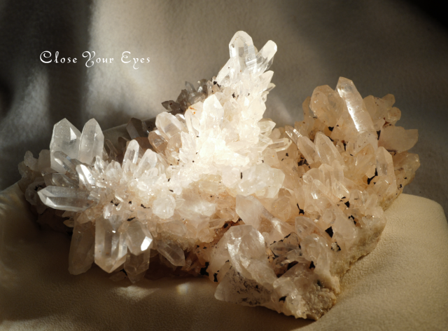 ヒマラヤ・クルバレー産水晶クラスター　３８