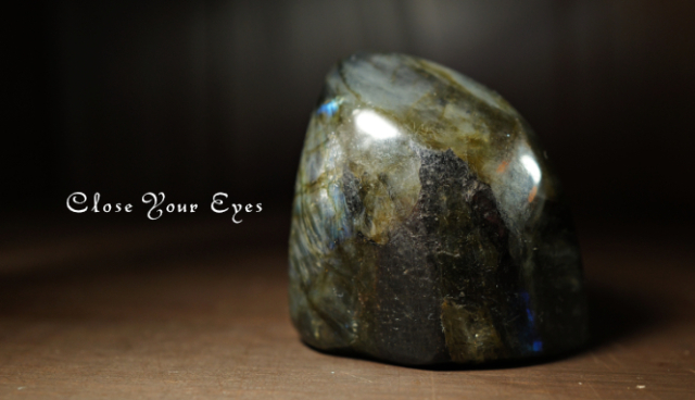 マダガスカル産　ラブラドライト　底面カット　２２