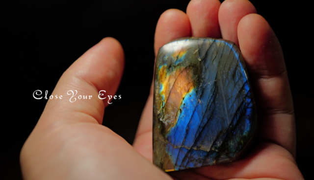 マダガスカル産　ラブラドライト　底面カット　２４