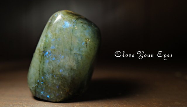 マダガスカル産　ラブラドライト　底面カット　２５