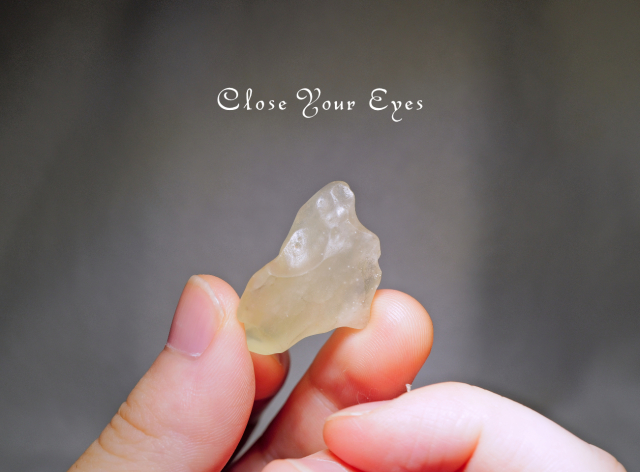 リビアンガラス　原石　０３