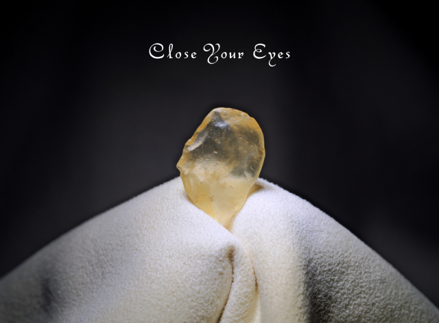 リビアンガラス　原石　０６