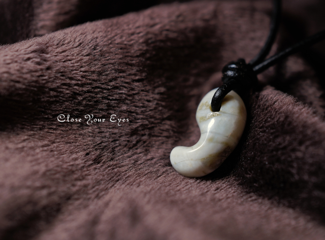 勾玉　０２　糸魚川翡翠