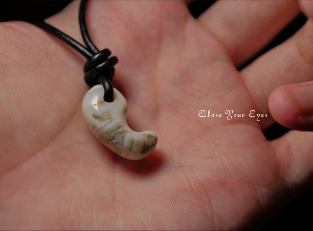 勾玉　０２　糸魚川翡翠