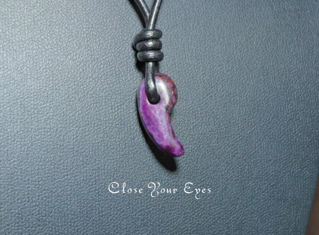 スギライト　勾玉　０２