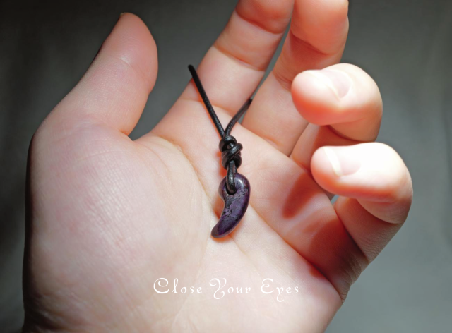 スギライト　勾玉　０２