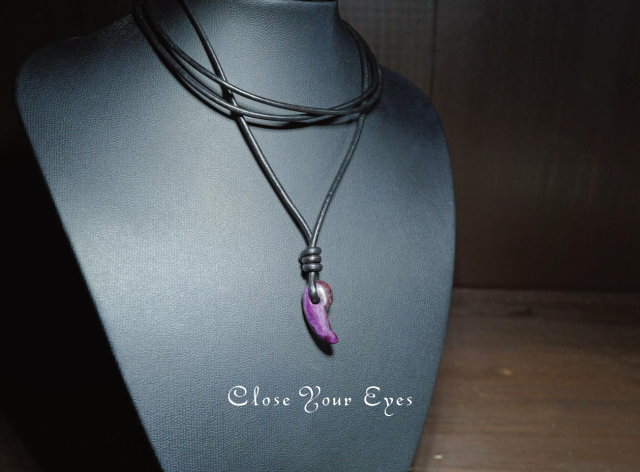 スギライト　勾玉　０２