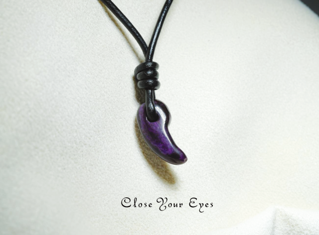 スギライト　勾玉　０２