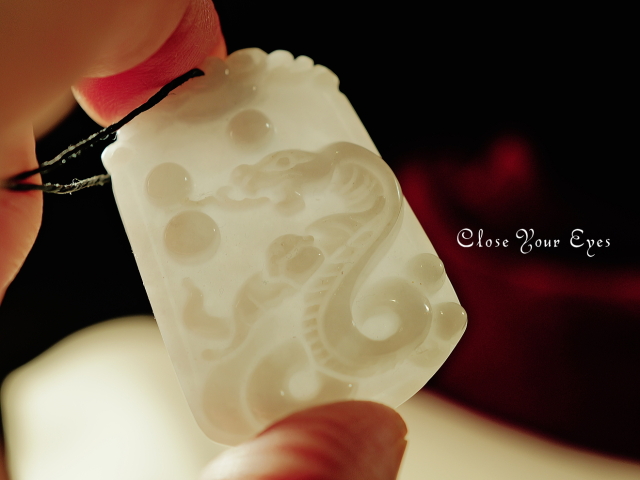 『蛇のお護り』白翡翠 03