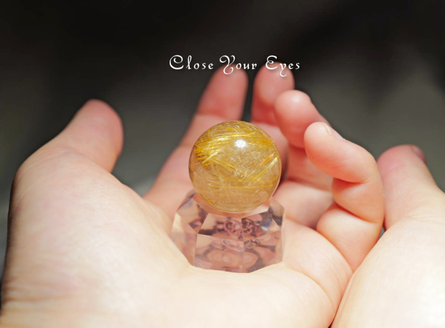 ブラジル産　金のルチルクォーツ丸玉(直径26mm)　０１