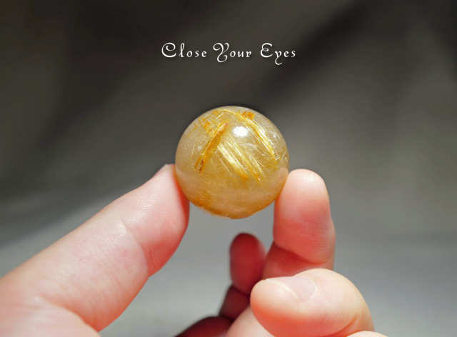 ブラジル産　金のルチルクォーツ丸玉(直径29mm)　０２