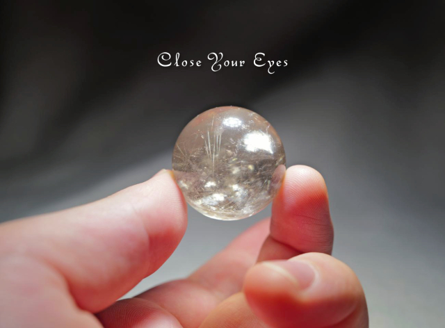 ブラジル産 金のルチルクォーツ丸玉(直径28mm) 05