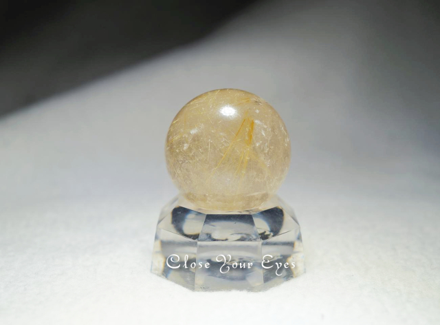 ブラジル産 金のルチルクォーツ丸玉(直径28mm) 06