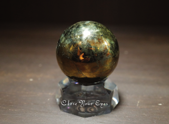 ペルー産　チャルコパイライト　44mm丸玉 (アクリル台座付き）　０１