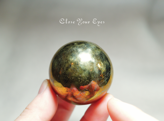 ペルー産　チャルコパイライト　44mm丸玉 (アクリル台座付き）　０１