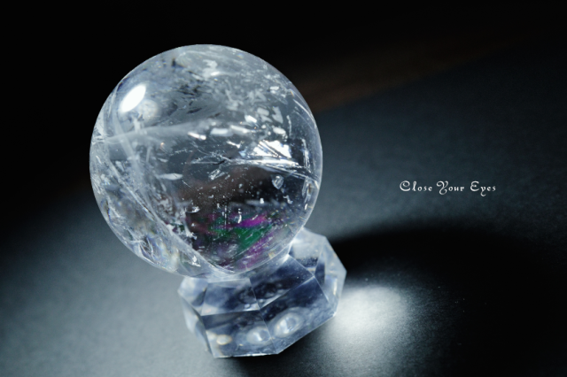 レインボー水晶　57mm　丸玉　０２