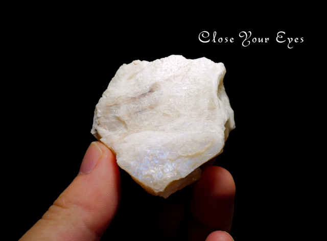 タンザニア産　ホワイトラブラドライト原石　０１